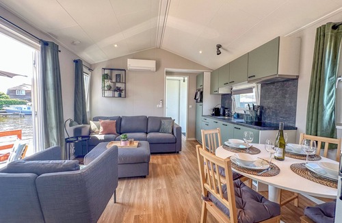 Breukelen Ski Chalet | Air-conditioned chalet with a waterside terrace