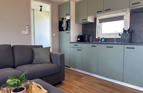 Breukelen Ski Chalet | Air-conditioned chalet with a waterside terrace