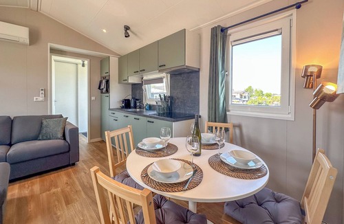 Breukelen Ski Chalet | Air-conditioned chalet with a waterside terrace