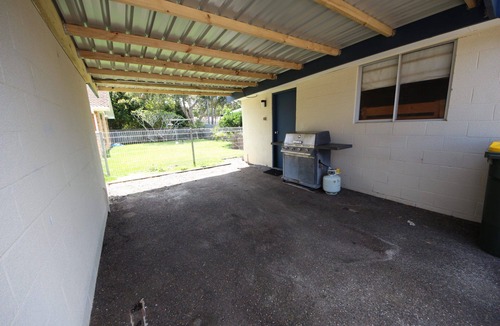 Hat Head Apartment | Air conditioned *ground floor own carport * Sheets/Towels not included