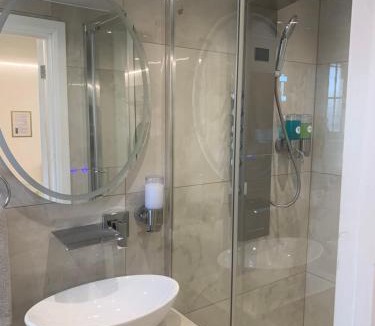Yeading Bed & Breakfast | Air Conditioned Modern Double Bed Room with Private Attached Bathroom - FREE Parking - Near London Heathrow Airport & Southall Broadway