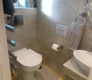Yeading Bed & Breakfast | Air Conditioned Modern Double Bed Room with Private Attached Bathroom - FREE Parking - Near London Heathrow Airport & Southall Broadway