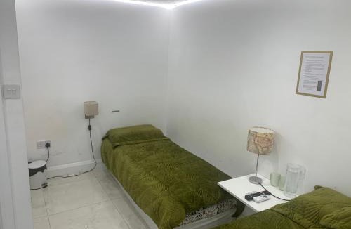 Yeading Bed & Breakfast | Air Conditioned Modern Double Bed Room with Private Attached Bathroom - FREE Parking - Near London Heathrow Airport & Southall Broadway