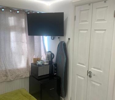 Yeading Bed & Breakfast | Air Conditioned Modern Double Bed Room with Private Attached Bathroom - FREE Parking - Near London Heathrow Airport & Southall Broadway