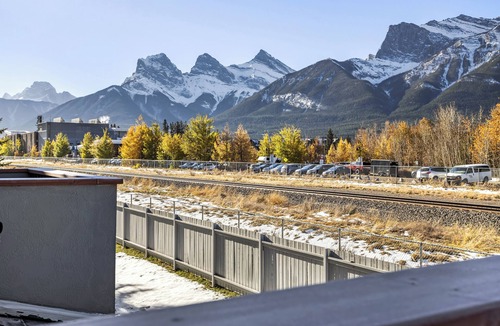 Canmore House | Air Conditioned Mount Rundle View Townhouse - Downtown Canmore