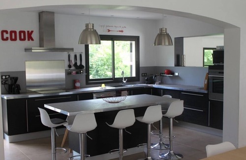 Entrechaux House | Air-conditioned Provencal family home with heated swimming pool