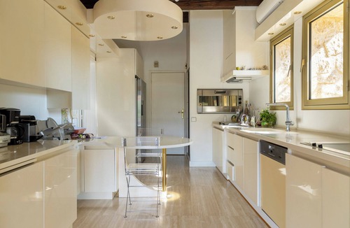 Jouques Villa | Air-conditioned Provencal country house, sleeps 12/14, with private pool and jacuzzi
