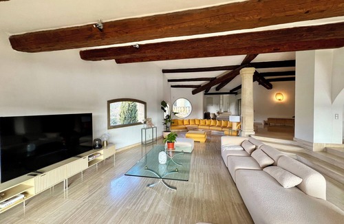 Jouques Villa | Air-conditioned Provencal country house, sleeps 12/14, with private pool and jacuzzi