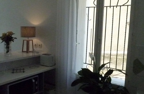 Meze Apartment | Air-conditioned Studio on the Ground Floor, in Historic Mèze, Bassin de Thau