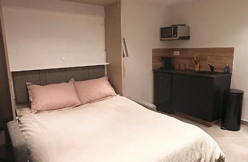 Orly Apartment | Air-conditioned studio with terrace 5 min to Metro Line 14