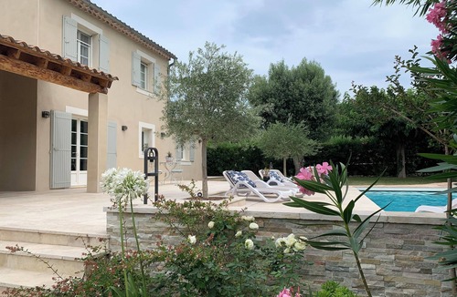Eyragues Villa | Air-conditioned villa , heated pool for 10 people, close from St Rémy de Pvce