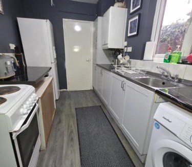 Middlesbrough House | Aire St Home Large Group Stay Fast A66 A19 Access