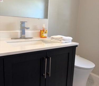 Harbor View - Orient Heights House | airport room