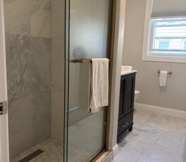 Harbor View - Orient Heights House | airport room