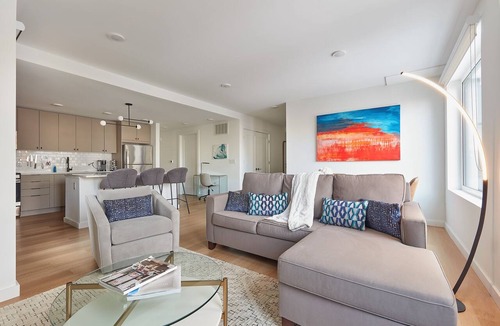 Hoboken Apartment | Airy 3 BR Flat w/shared deck - gym - mins to NYC