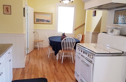 Downtown Cottage | Airy & Bright 2 Story, 3 Bdrm Cottage Short Walk to Old Town.
