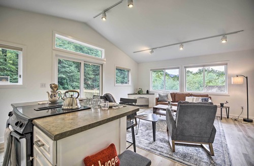 Jeffersonville Apartment | Airy & Bright Hideaway Near Smugglers' Notch!