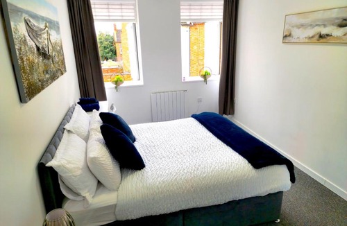 Northampton Apartment | Airy Central Property Near Hospital w Free Parking