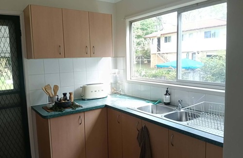 Slacks Creek House | Airy, quaint hideaway with fantastic location