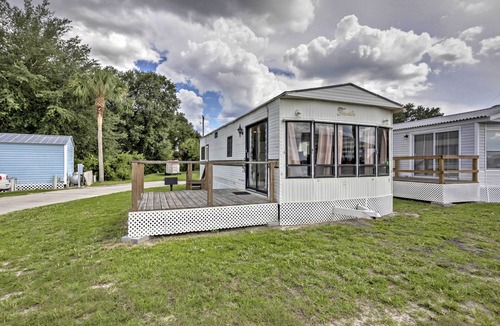 Silver Springs Cabin | Airy Silver Springs Resort Cabin - Steps to Lake!