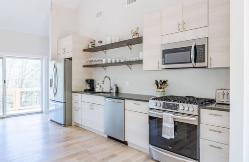 Sparrow Bush House | Airy Tree Canopy Home w/Creek Views & Family Suite