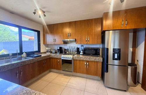 San Antonio Tlayacapan House | Ajijic Modern 2 Bedroom - Best Summer Rates - AC - Bikes -gym -pickleball Court