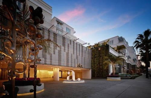 Beverly Hills Apartment | AKA Residences Sharply Appointed Suite w/Kitchen, Den Space, Patio, & WiFi