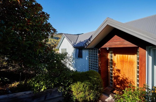 Akaroa House | Akaroa holiday home spacious and quiet with stunning harbour views and close to town