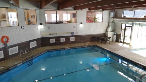 Windermere Resort | Akiskinook Sandy Beach Lakefront Resort! Tennis, Pickle, Basket Ball Courts, Indoor Pool, Hot Tub, Squash Court! Short Drive to Radium or Fairmont Hot Springs!