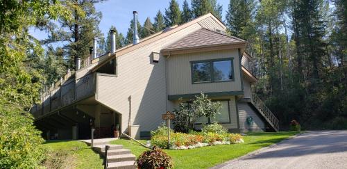 Windermere Resort | Akiskinook Sandy Beach Lakefront Resort! Tennis, Pickle, Basket Ball Courts, Indoor Pool, Hot Tub, Squash Court! Short Drive to Radium or Fairmont Hot Springs!