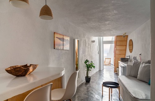 Fira Villa | AKRON CLIFF SUITE LOCATED IN FIRA WITH VOLCANO AND SUNSET VIEW