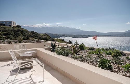 Plaka Villa | Akron House