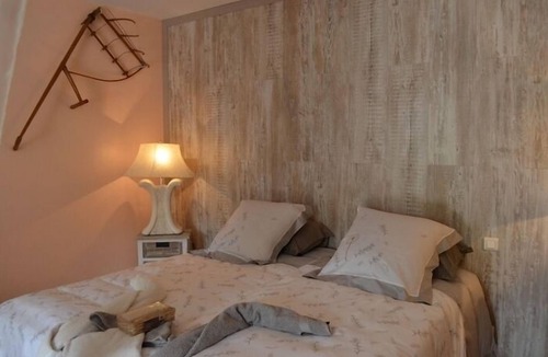 Chatillon-sur-Broue House | Alaguyauder La Chambre