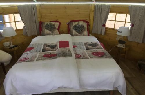 Chatillon-sur-Broue Bed & Breakfast | Alaguyauder le KOTA