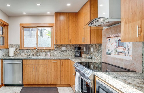 East End Apartment | Alameda Studio w/Patio: 3 Mi to Oakland Coliseum!