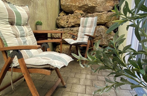 Westerheim Apartment | Alb-Studio - retreat on the Alb for 2 with extra entrance & outdoor seating area