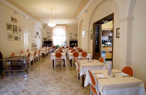 Varese Ligure Hotel | Albergo Amici
