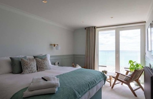 Freshwater Bay Hotel | Albion Hotel