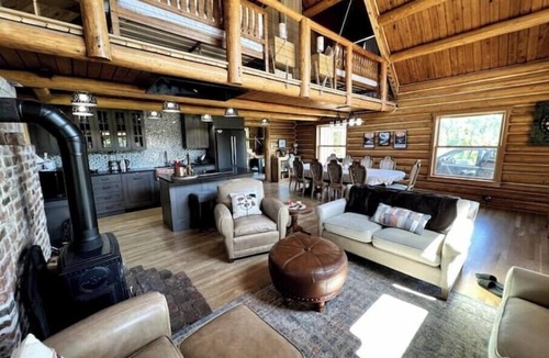 Eatonville House | Alder Lake Retreat Near Mt. Rainier, Sleeps 10, Swimming Pond, Jacuzzi, A/C,