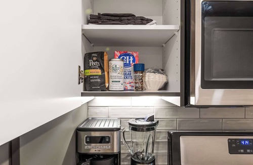 Los Angeles Bed & Breakfast | Alex 2BD Haven in Hollywood!Free parking and pool!
