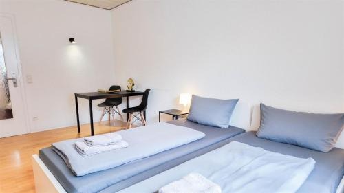 Innenstadt Apartment | ALFA Apartment Esslingen City Altstadt nahe Stuttgart Messe I 3 Zimmer 5 Betten I Bad I Küche l WIFI & SmartTV I 3BR 5 Beds I Bathroom I Kitchen