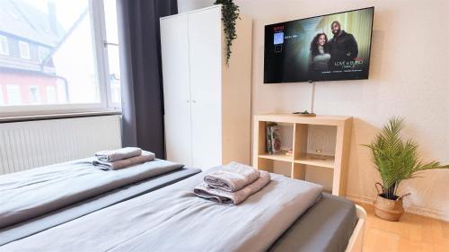 Innenstadt Apartment | ALFA Apartment Esslingen City Altstadt nahe Stuttgart Messe I 3 Zimmer 5 Betten I Bad I Küche l WIFI & SmartTV I 3BR 5 Beds I Bathroom I Kitchen