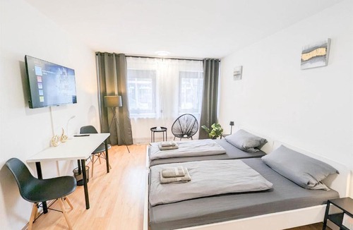 Neue Vorstadt Apartment | ALFA Apartment Stuttgart Mitte 2 Zimmer City-Lage Berliner Platz Balkon Netflix Küche WM l 2BR 5 Beds 6 People l Fully equipped Kitchen & Bathroom