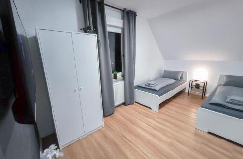 Stuttgart Apartment | ALFA Stuttgart Apartment 4 Zimmer 4BR TV WIFI WM nahe Wasen & Daimler l 7Beds I 8 people I Kitchen l Bathroom l Eigene Küche und Bad AS125A2