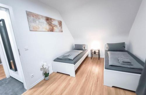 Stuttgart Apartment | ALFA Stuttgart Apartment 4 Zimmer 4BR TV WIFI WM nahe Wasen & Daimler l 7Beds I 8 people I Kitchen l Bathroom l Eigene Küche und Bad AS125A2
