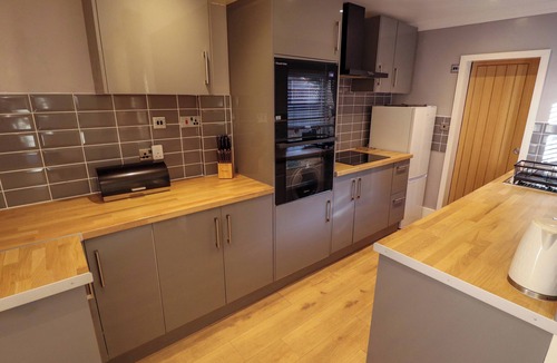 Sutton-on-Sea Cottage | ALFORD ROAD, family friendly, with hot tub in Sutton-On-Sea
