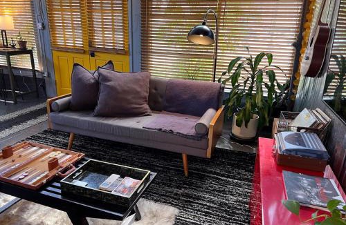 Algiers Point Hotel | Algiers Point loft - king bed, walk to ferry