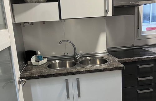 Figares Apartment | Alhamar Home spacious app. with elevator/heater