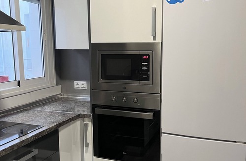 Figares Apartment | Alhamar Home spacious app. with elevator/heater