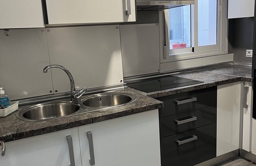 Figares Apartment | Alhamar Home spacious app. with elevator/heater